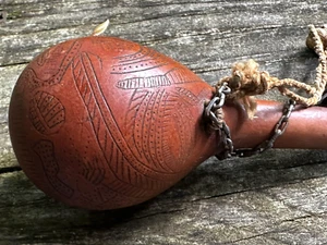 Contenedor de sangre de leche de calabaza masai africana con cadena hecho a mano principios de 1900 KENIA - Imagen 1 de 12