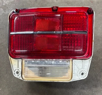 Luz trasera izquierda Toyota Corolla 1970-72 Foto 1 de 4
