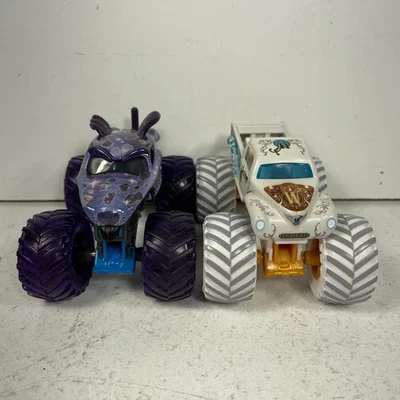 Monster Jam 1:64 GEARS & GALAXIES Whiplash & Monster Mutt Dalmatian - Image 1 of 4