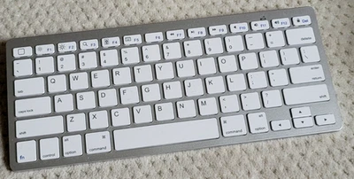 EUC OMOTON Wireless Bluetooth Silver & White Portable Keyboard KB066 TESTED - Image 1 of 4