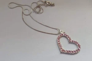 A pink stone heart pendant on a 18" silver coloured chain - Picture 1 of 2