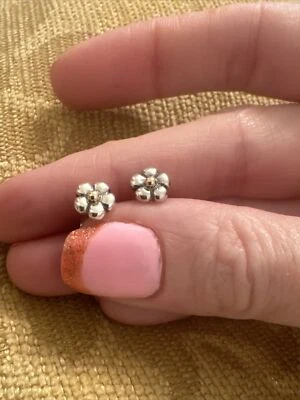 Pendientes de tachuelas de margarita de plata genuina y oro de 14 quilates 290932 Foto 1 de 4