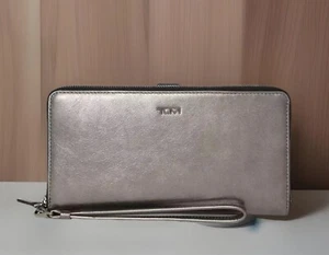 AUTÉNTICA NUEVA CON ETIQUETAS Tumi Belden Cartera de Viaje de Cuero con Correa de Muñequera-Estaño Metálico - Imagen 1 de 23