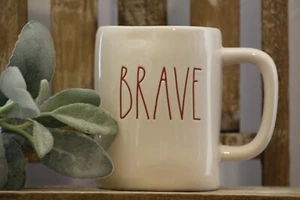 Taza de cerámica Rae Dunn BRAVE azul interior 4 de julio (4 de julio) nueva con etiquetas - Imagen 1 de 5