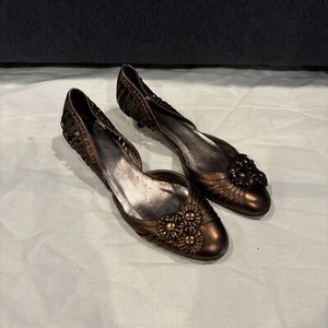 (1) Trendy Pair Of Vintage Gold Isabella Fiore Flower Themed Heels Size 8.5 - Picture 1 of 22