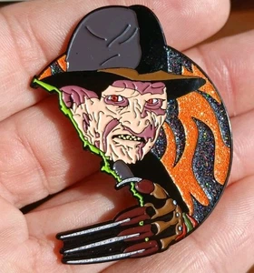 PIN ESMALTADO Brillo X Pesadilla Elm Street Parte 2 Freddy's Revenge Freddy Krueger - Imagen 1 de 2
