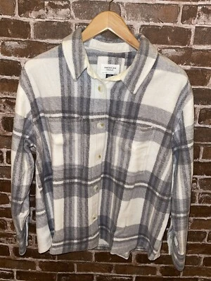 NWT AMERICAN EAGLE AE FLEECE PLAID SHACKET WOMEN'S SMALL GRAY SUPER SOFT BUTTON - Imagem 1 de 4