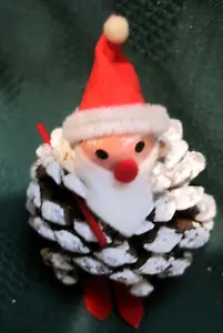 1940's-50's VINTAGE SNOW FLOCKED PINE CONE ELF PIXIE GNOME SANTA HAT & SKIES - Picture 1 of 7