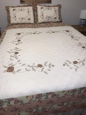 Queen Size Quilt with Matching Shams Embroidered Details Floral Foto 1 de 4