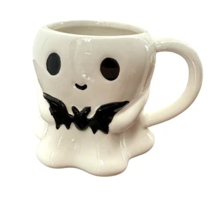NEW Halloween Smiling Ghost Holding Black Bat Ceramic Mug Jack O' Lantern Lane - Bild 1 von 10