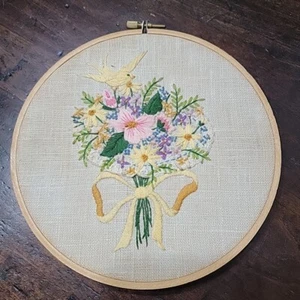Aro de madera floral flor amarillo púrpura rosa bordado con costura enmarcado de colección 7,5 - Imagen 1 de 16