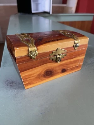 Caja de baratijas de recuerdo CO cofre del tesoro Cedar Hope miniatura vintage años 40 Foto 1 de 4