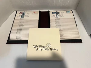 THE FLAGS OF THE FIFTY STATES, FIRST DAY COVER, 50 STAMP SET FROM 1976 With Book - Picture 1 of 11