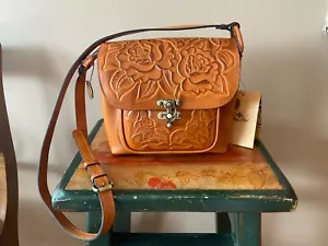 Patricia Nash Gold 10th Anniversary Rose Tooled Vintage Veg Tan Bag P672347 Neu mit Etikett - Bild 1 von 16