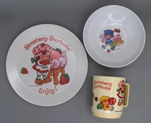 Vintage 80er DEKA Erdbeere Shortcake 3 Lot Kind Kunststoff Teller Schüssel & Becher Tasse USA - Bild 1 von 16