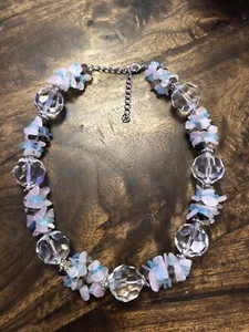 Precioso collar distintivo mezclado de cuarzo con astillas y cuentas de cristal facetado transparente - Imagen 1 de 9