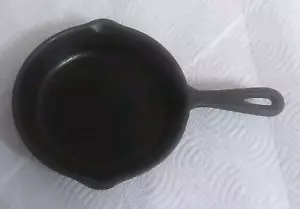 Classic 6-1/2" Double Pour Spout Cast Iron Skillet Pan Sits Flat Black - Korea - Picture 1 of 9