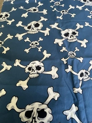 Tela calavera pirata Alexander Henry “Hula Skull” de 3 yardas Foto 1 de 4