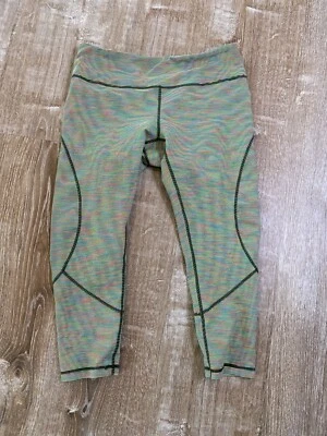 Pantalón Legging Zella Live In Capri Corto Amarillo Neón Verde Rosa Rayas Mediano Usado en Excelente Condición Foto 1 de 4