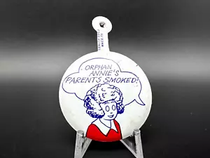 1968 "ORPHAN ANNIE'S PARENT SMOKED" ANTI SMOKING TAB BUTTON PIN - 1,5" - L455 - Bild 1 von 5