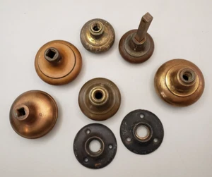 Lote mixto vintage de perilla de puerta y roseta de metal de latón - Imagen 1 de 10