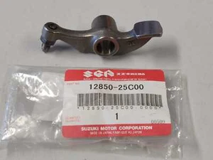 Originale Suzuki Leva Ribaltabile Valvola Rocker Braccio DR GN GS GZ LT- LTF 12850-25C00 - Foto 1 di 4