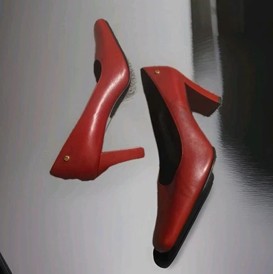  Zapatos de tacón Etienne Aigner G-Olga de cuero rojo de 2,5" talla 7,5 hechos en Brasil. Foto 1 de 4