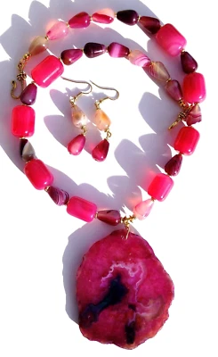 COLLAR ELEGANTE ENORME GEODA DRUZY ÁGATA ENCAJE ROSA CON PENDIENTES A JUEGO  Foto 1 de 4