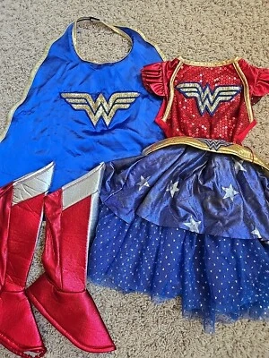DC Mujer Maravilla 3 piezas Disfraz de Halloween Vestido Botas Capa Lentejuelas Talla 3-4T Niño pequeño Foto 1 de 4