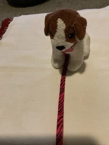 5 Zoll Hund weiß schwarz braun Stofftier Plüschtier Spielzeug mit Leine Battat - Bild 1 von 5