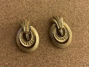 Orecchini pendenti vintage Monet tono oro spazzolato stile battitore ovale clip on - Foto 1 di 2