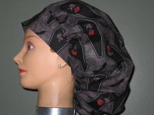 Sombreros/gorras quirúrgicos de Halloween ataúdes negros con rosa roja y murciélagos - Imagen 1 de 3