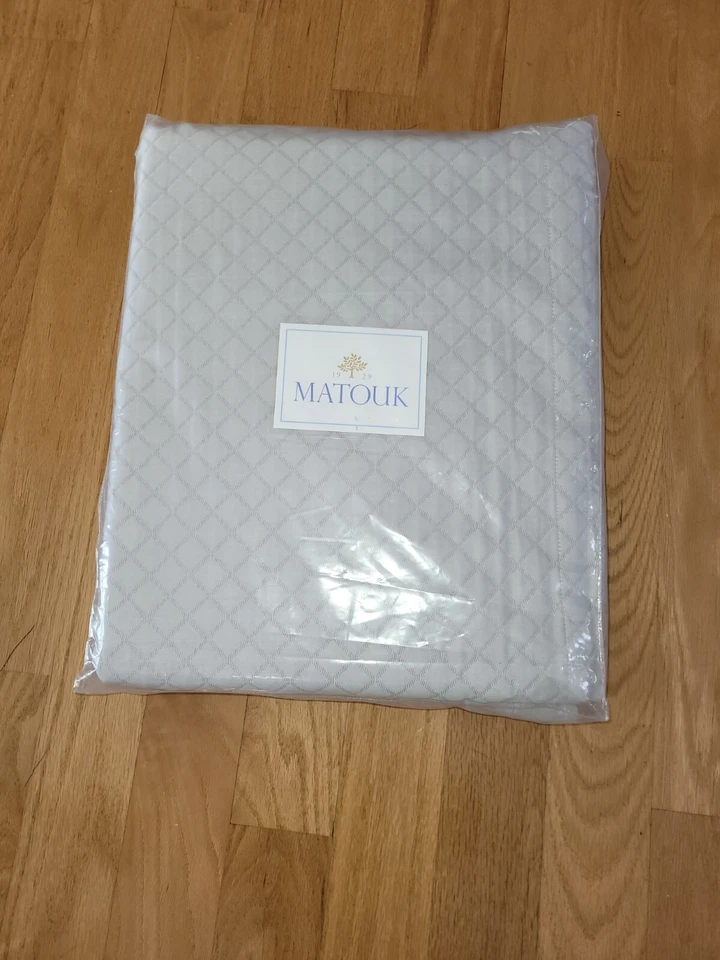 Matouk M087 Nadia 500 Thread Count Full/Queen Coverlet In Silver Color