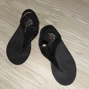Neu ohne Etikett ~ Skechers schwarze Cali Yoga Foam T-Riemen Perlen Fersenriemen Sandale flache Schuhe Größe 7 - Bild 1 von 7