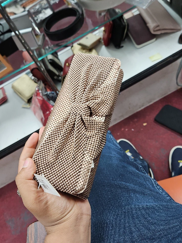 Cartera de hombro o clutch Jessica McClintock negra con lazo Foto 1 de 1