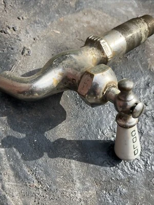 Antiguo grifo Capitol de latón níquel con mango de porcelana fría Foto 1 de 4