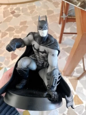 Statua di Batman 12cm – Confezione Originale Usata, Ottime Condizioni  - Immagine 1 di 4