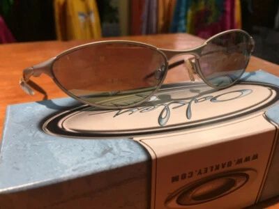 Cucharadita Oakley Plata Esmeralda Pizarra 05-784 Alambre RARO ¡TOTALMENTE NUEVO CON CAJA! Foto 1 de 4