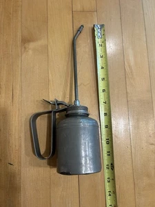 Vintage K-P Mfg Co Daumenpumpe Ölkanne 5" hoch 7" langer Auslauf Patent Nr. 2,595,118 - Bild 1 von 18