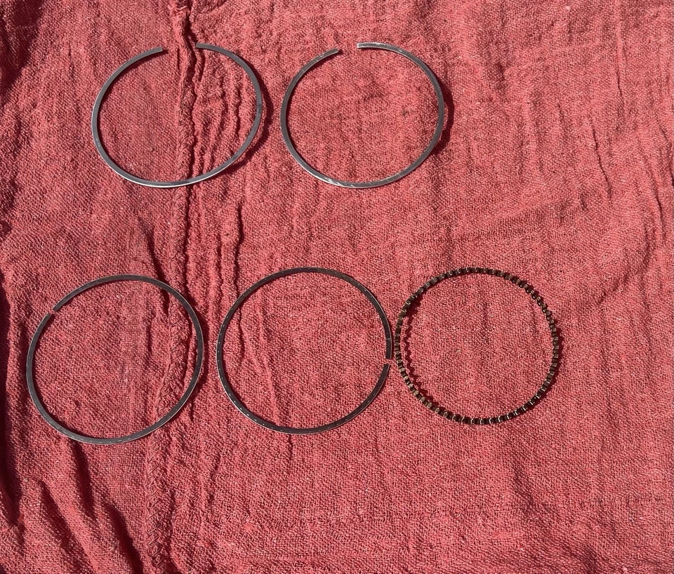 Toyota Celica 2000 anillos de pistón motor 1,8 L 1ZZ-FE (un juego usado para un pistón) Foto 1 de 1