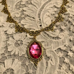 COLLAR CHARLOTTE FILIGRANA ESTILO VICTORIANO CRISTAL ACRÍLICO ROSA CALIENTE ORO PL CHNG - Imagen 1 de 10