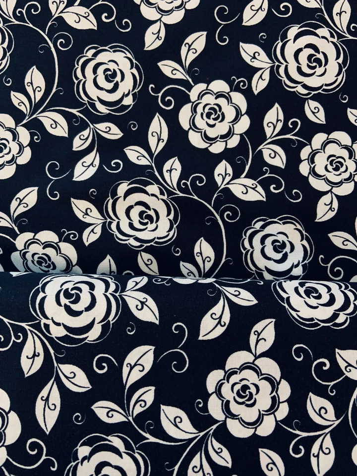 Opposites Attraction Baumwolle Stoff schwarz weiße Blumen 25cm x 112cm Patchwork - Bild 1 von 1