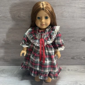 "Muñeca American Girl Saige Copeland 18"" ojos azules pelo castaño rojizo vestido vintage a cuadros" - Imagen 1 de 14