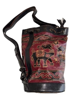 Bandolera Bolso Cubo Vintage Cuero Tooled Bohemio Negro/Rojo Tamaño Mediano Foto 1 de 4