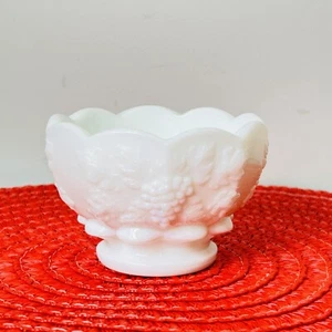 Westmoreland Latte Vetro Pannellato Uva Coppa 4” Piedi Ciotola Frutta Dessert - Foto 1 di 13