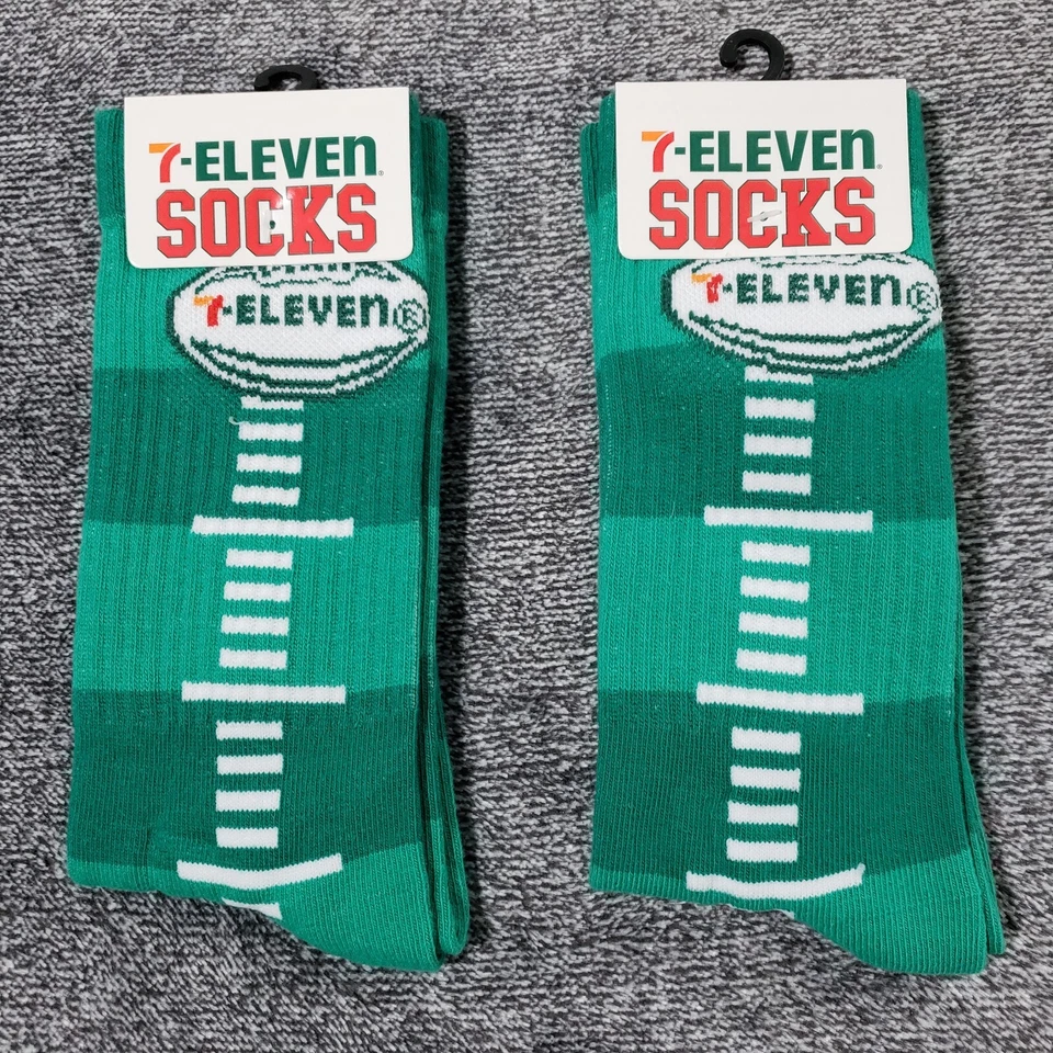 Nuevo Juego de 2 pares de calcetines blancos verdes novedosos para campo de fútbol 7-Eleven Foto 1 de 4