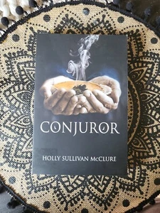 Konjuror: Ein Roman - Taschenbuch von Holly Sullivan McClure - SEHR GUT signiert! - Bild 1 von 8
