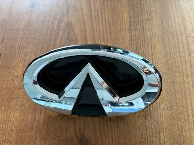 Parrilla delantera genuina Infiniti Q50 2018-2024 emblema plateado y logotipo de montaje base Foto 1 de 4