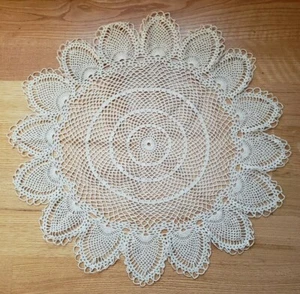 Vintage nie benutzt handgehäkelt 25-1/2"D Ananas Muster elfenbeinfarben Deckchen - Bild 1 von 2