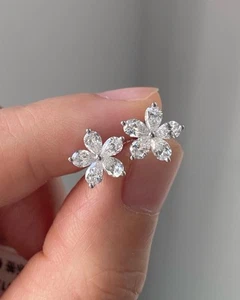 Aretes de moissanita con forma de flores cortadas en pera de 1,80 quilates para regalos de aniversario - Imagen 1 de 6